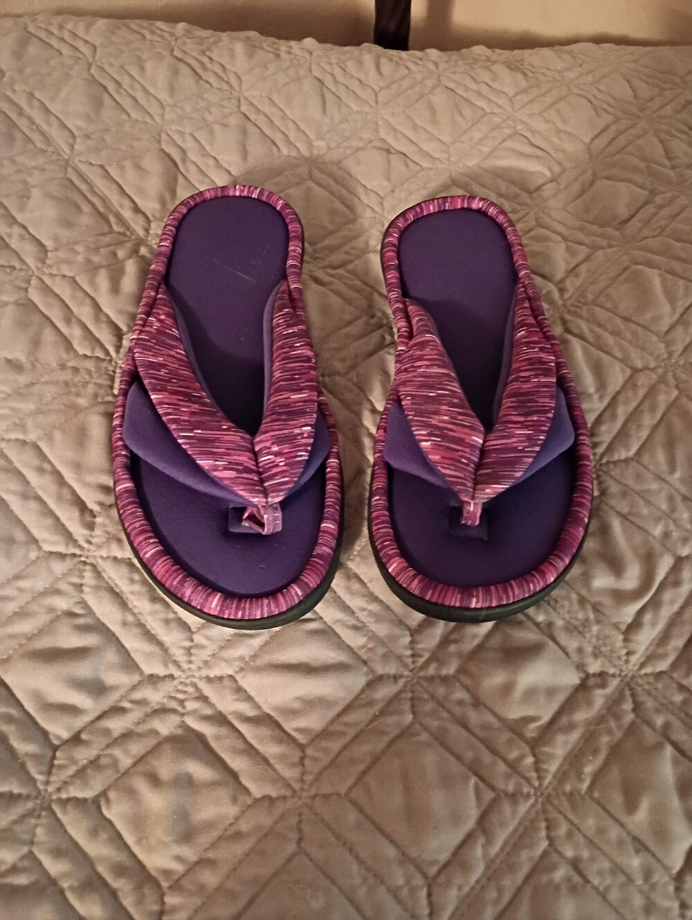 NWOT Isotoner Purple Patterned Fabric With Foam Footbed Flip Flops